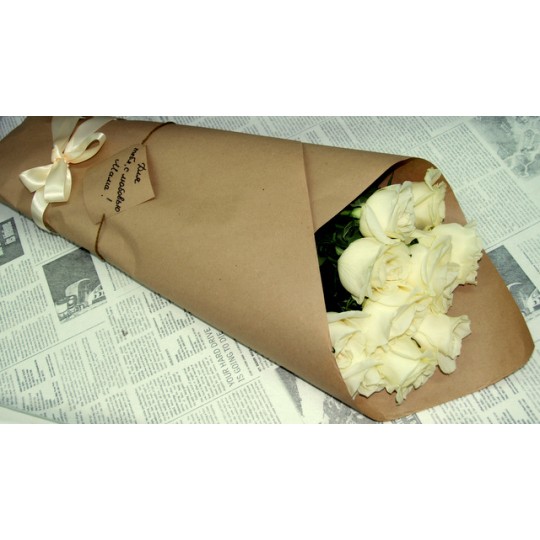 Букет из белых роз 9 шт. в подарочной бумаге "Классика"