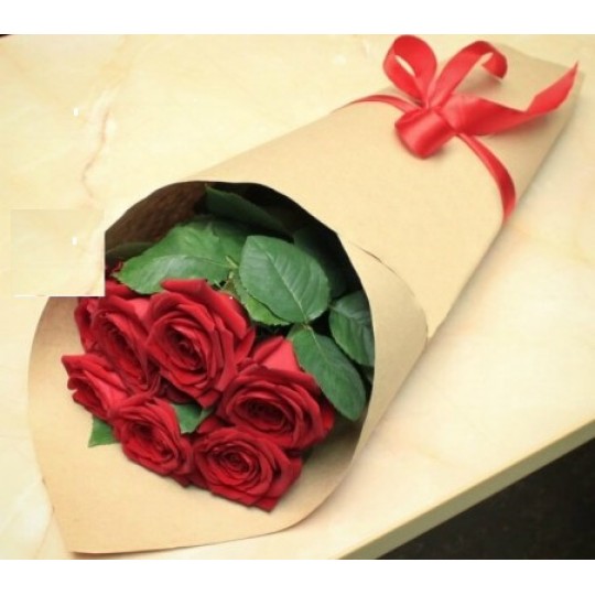 Букет из красных роз 7 шт. в подарочной бумаге "Классика"