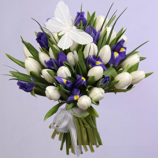 Букет из 25-ти белых тюльпанов и 10-ти синих ирисов " Очарование"