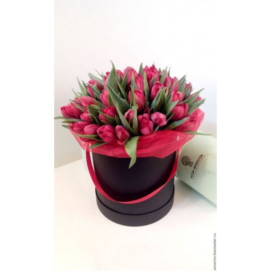 Красные тюльпаны 49 шт в подарочной коробке!