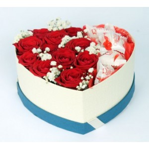 Цветочная композиция из 11 красных роз в коробке-серце "Raffaello"